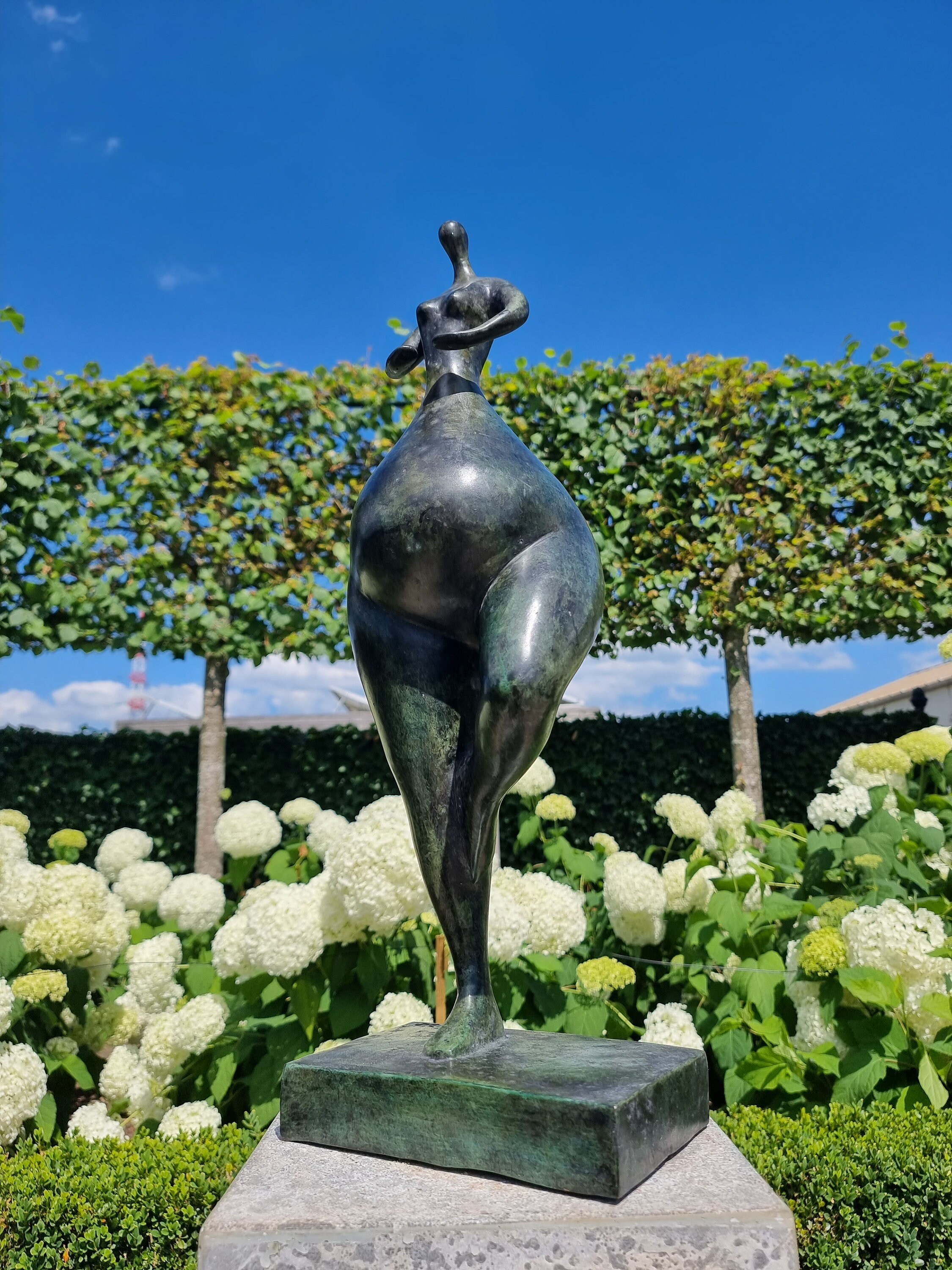 Bronze sculpture of a lady Modern bronze artwork Bronze garden