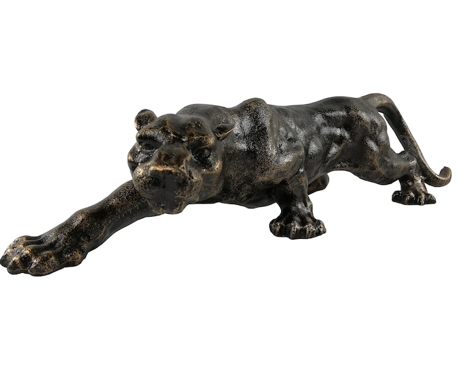 Amazing sculpture of a crawling panther