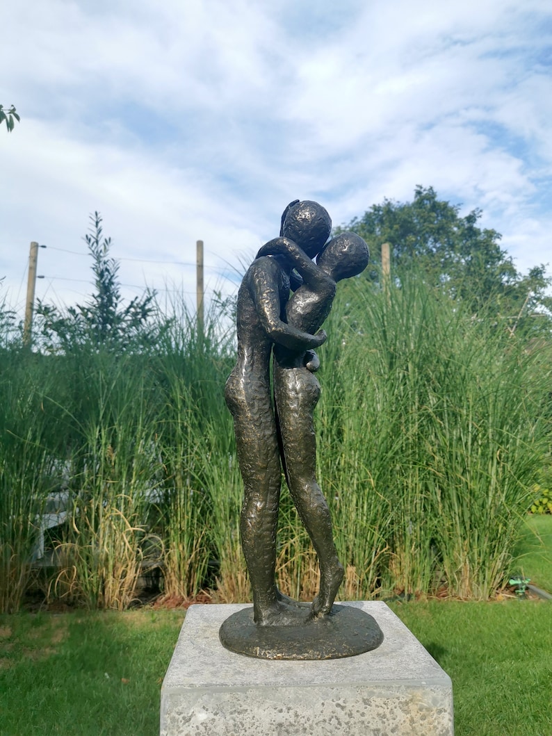 BronzeGartenSkulptur eines umarmenden Paares abstrakt