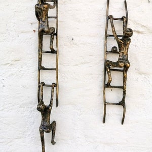 People climbing the ladder - Set of 2 sculptures - Bronze wall art