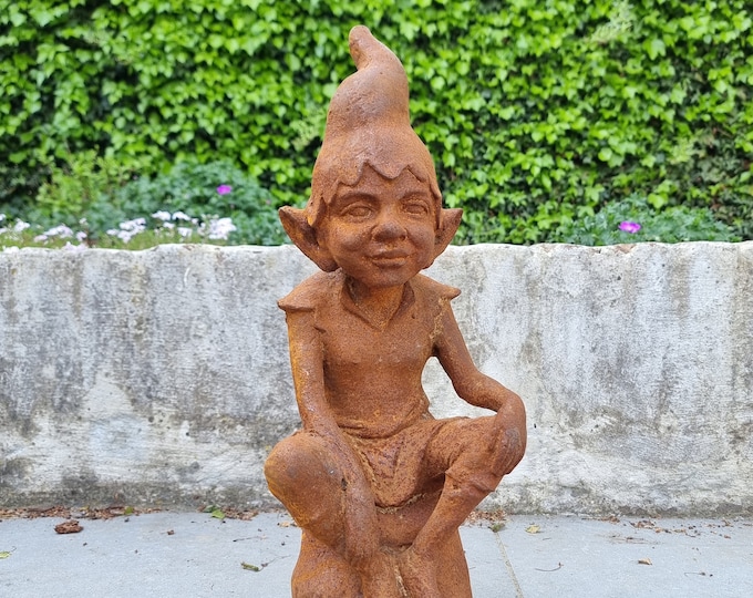 Beautiful garden gnome in cast iron - Dreaming gnome - Cottagecore garden decoration - Patio and terrace sculptures - gift idea for outdoors