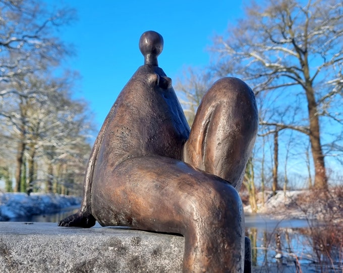 Contemporary bronze artwork of a seated lady - Figurative bronze artwork - Dreaming woman - Modern garden art