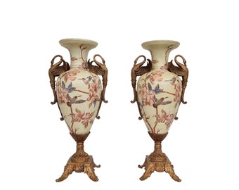 Een paar prachtige porseleinen siervazen met bronzen ornamenten - Bronzen zwanen als handvat - Luxe landelijke siervazen - schouwstukken