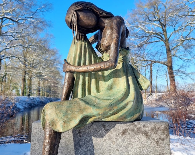 Beautiful bronze artwork of a seated woman - Dreaming woman garden sculpture - Unique bronze art forms - Eye-catcher