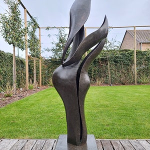 Bronze garden sculpture of an embracing couple - Abstract and modern