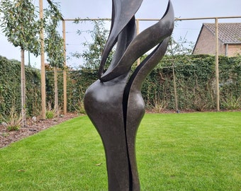 Bronzen tuinsculptuur van een omhelzend koppel - Abstract en modern