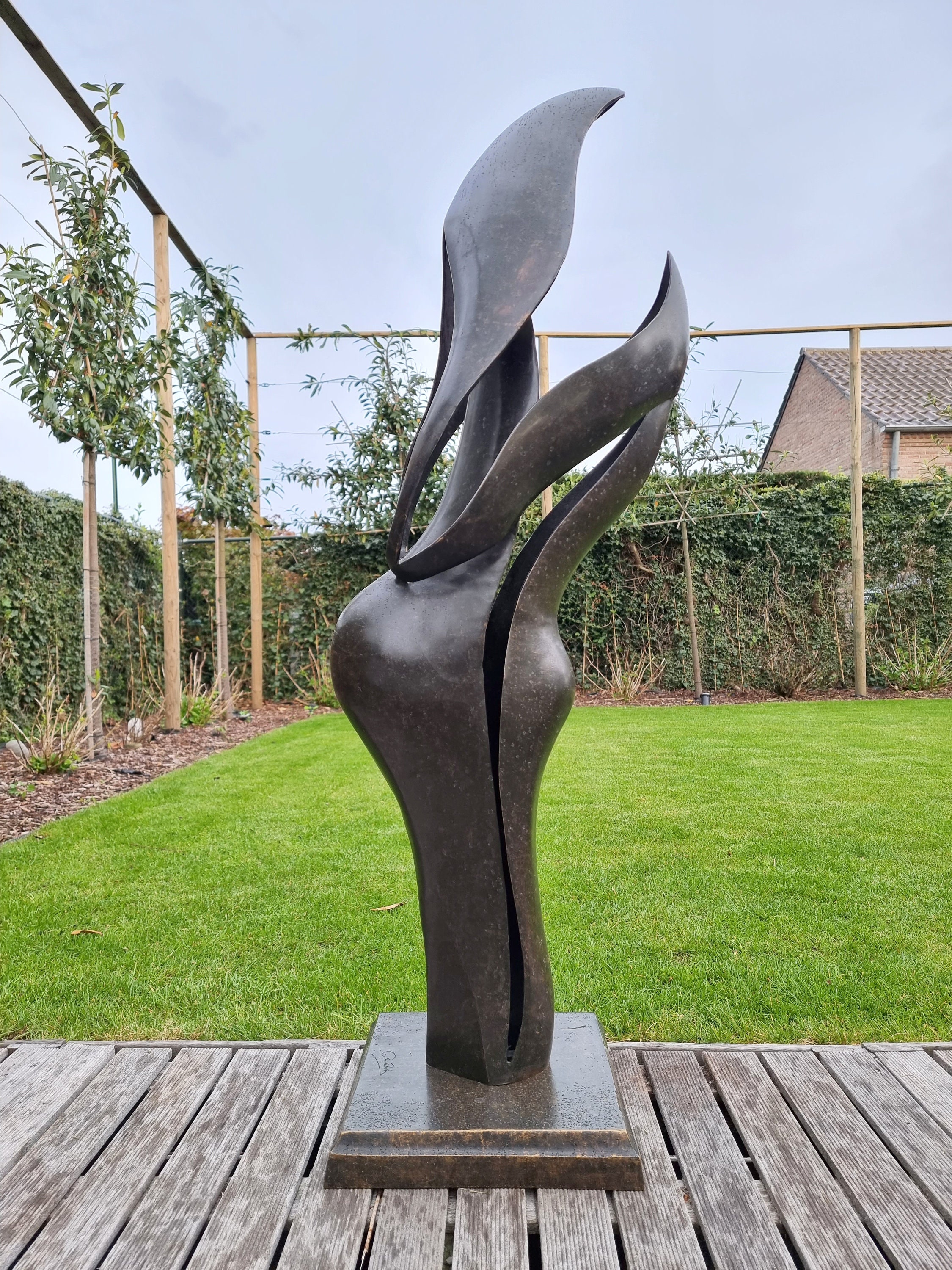 Bronze garden sculpture of an embracing couple Abstract and modern