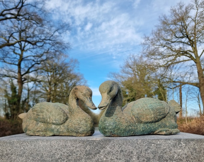 Pair of lifelike bronze ducks - Swimming ducks - Lifelike wild animals in bronze - Bronze birds - Unique garden pond