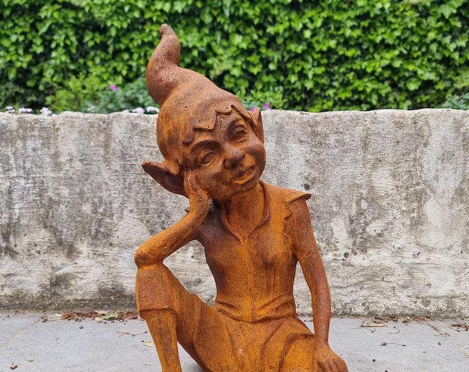 Beautiful garden gnome in cast iron - Dreaming gnome - Cottagecore garden decoration - Patio and terrace sculptures - gift idea for outdoors
