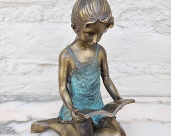 Bronzen sculptuur van een meisje dat een boek leest - Bronzen tuinsculpturen