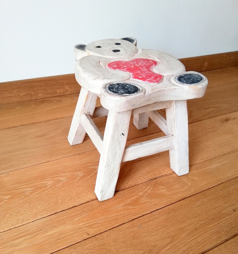 Beautifull kid/'s stool shaped like a bear