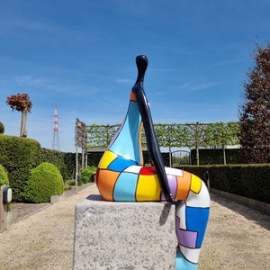 Zeitgenössische und farbenfrohe Skulptur Pop-Art-Kultur Fröhliches Kunstwerk einer sitzenden Dame Geschenkidee als Blickfang Bild 4