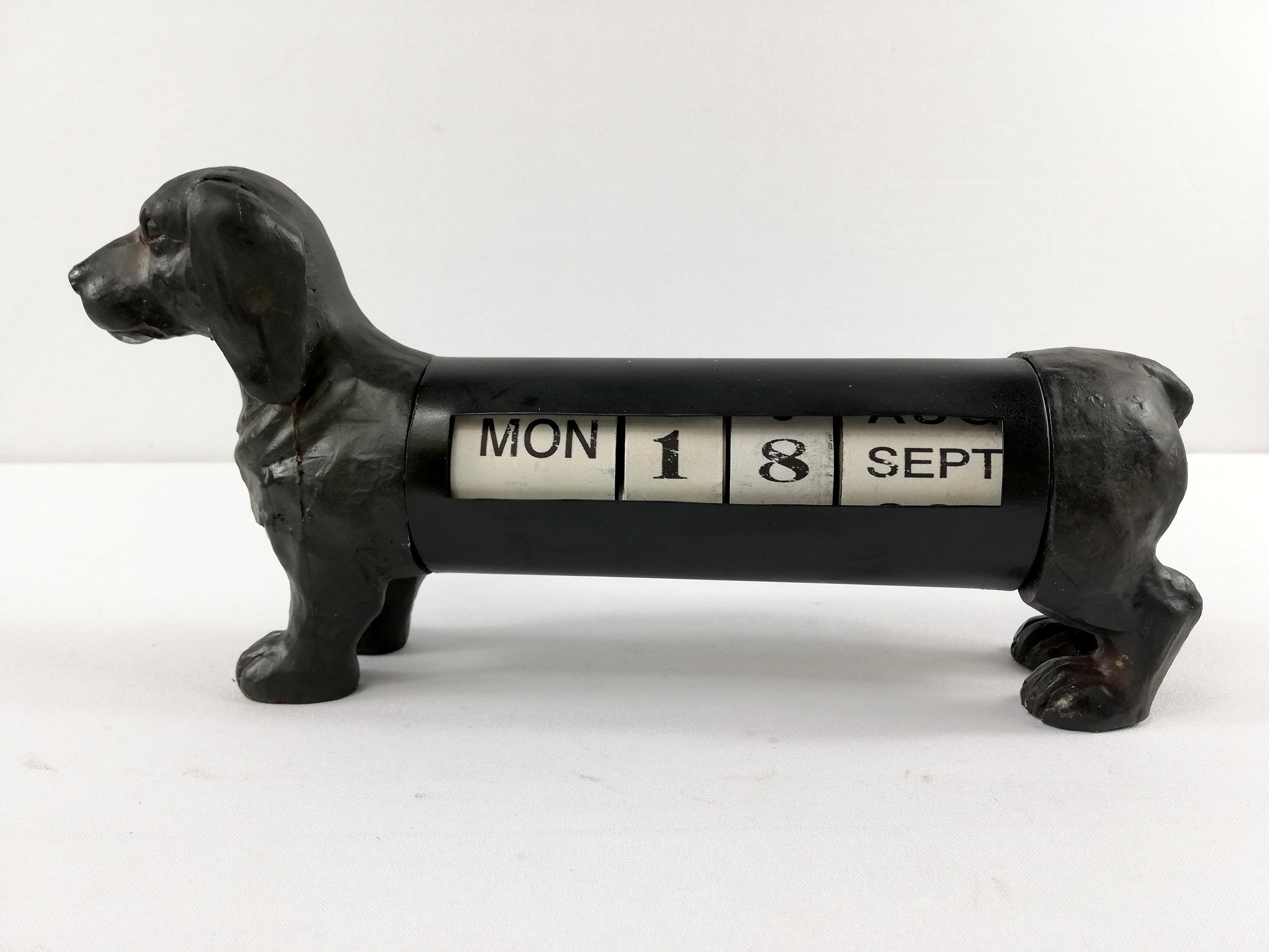 Perpetual calendar in the shape of a Dachshund