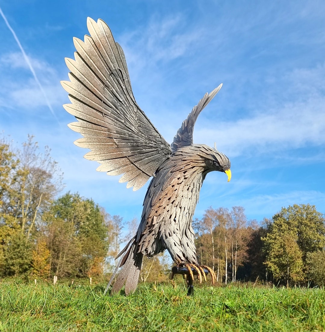 Large Iron Eagle Flying Eagle Garden Sculpture Bird of Prey Hunting