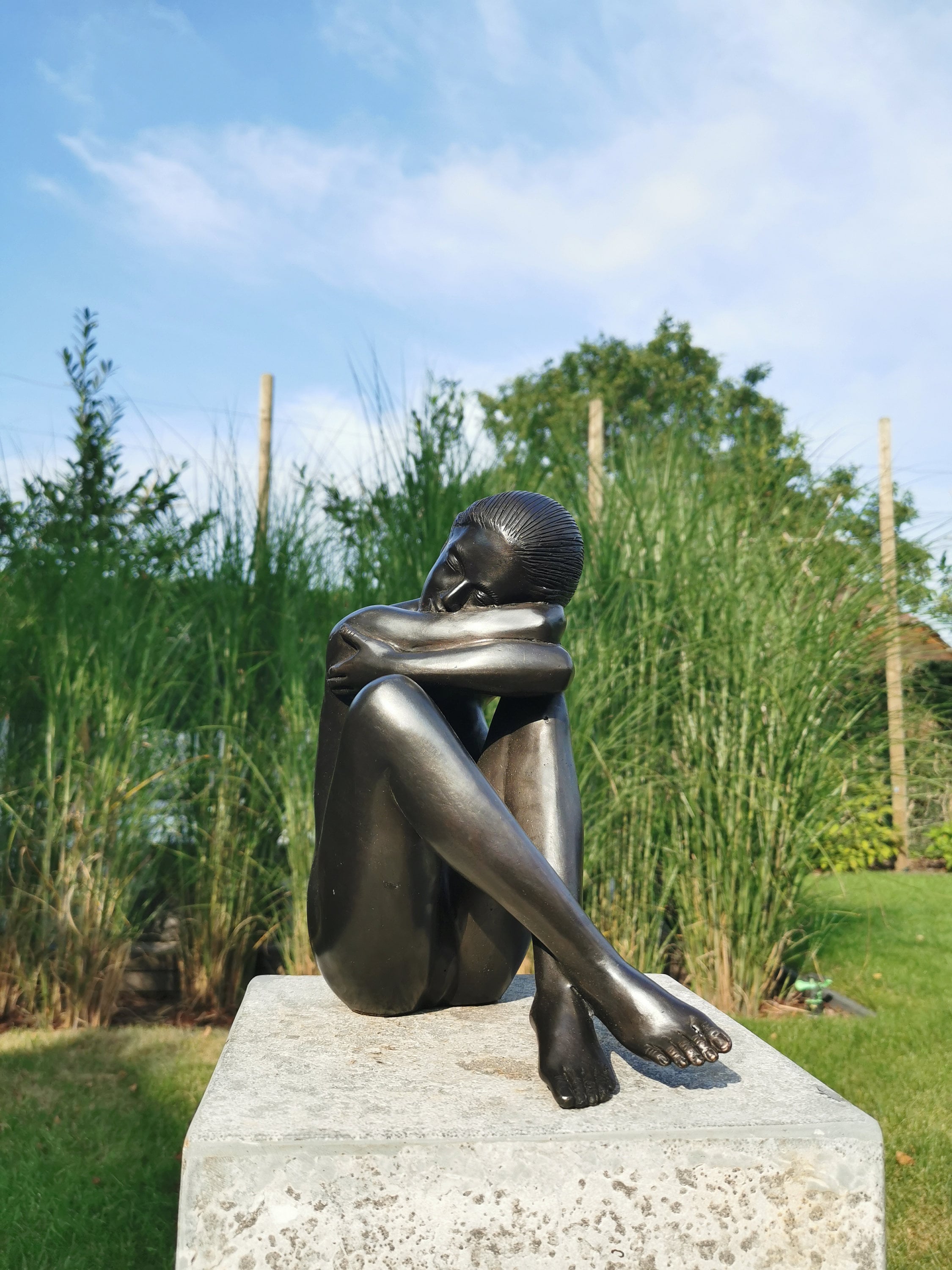 Modern bronze garden statue Bronze embracting woman