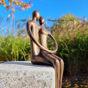Verliebtes Sitzpaar Bronze Paar Bronze Liebe Umarmung von Personen Bild 6