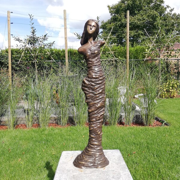 Modern bronze garden sculpture - Standing woman