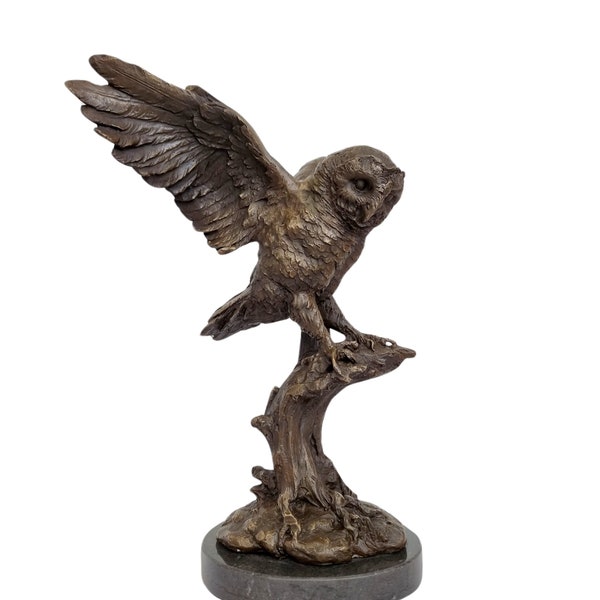 Sagesse nocturne : Belle chouette en bronze sur socle en marbre - Chouette volante - animaux en bronze - intérieur du chalet