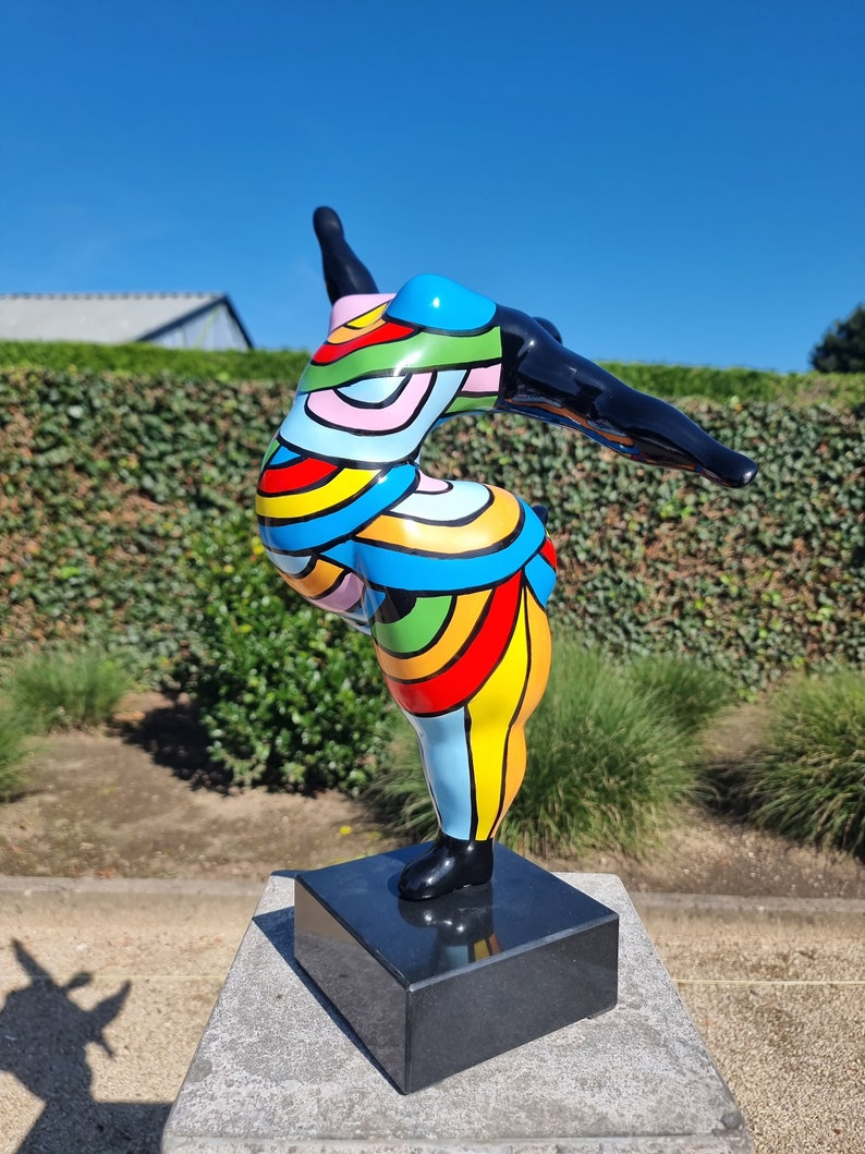 Kleurrijk hedendaags kunstwerk van een acrobatische dame danseres Kleurrijke pop art huis en tuindecoratie Moderne inrichting afbeelding 3