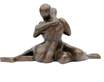 Une sculpture abstraite en bronze d’un couple amoureux