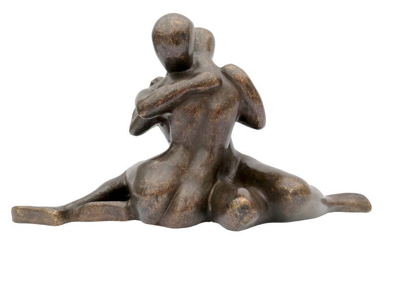 Une sculpture abstraite en bronze dun couple amoureux image 1