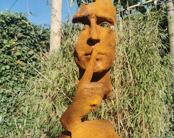 Sculptuur van een man die om stilte vraagt - Tuinsculptuur