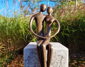 Couple assis amoureux - Couple de bronze - Amour de bronze - Embrasser des personnes