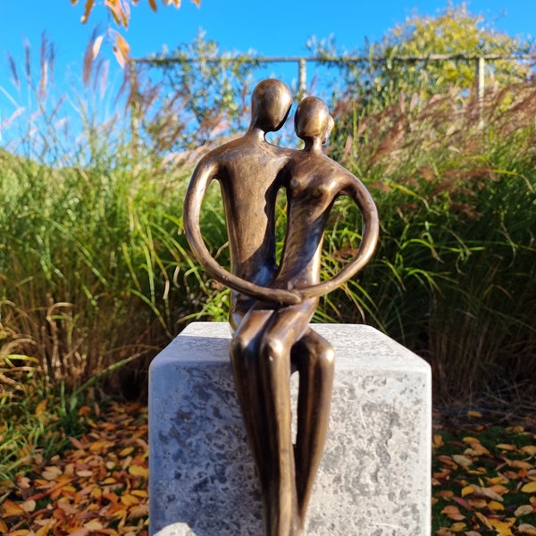 Couple assis amoureux - Couple de bronze - Amour de bronze - Embrasser des personnes