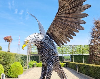 Large iron eagle - Flying eagle garden sculpture - White-tailed eagle - Gift falconer - Garden decoration