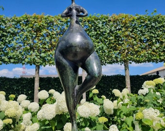 Bronze sculpture of a lady - Modern bronze artwork - Bronze garden decoration