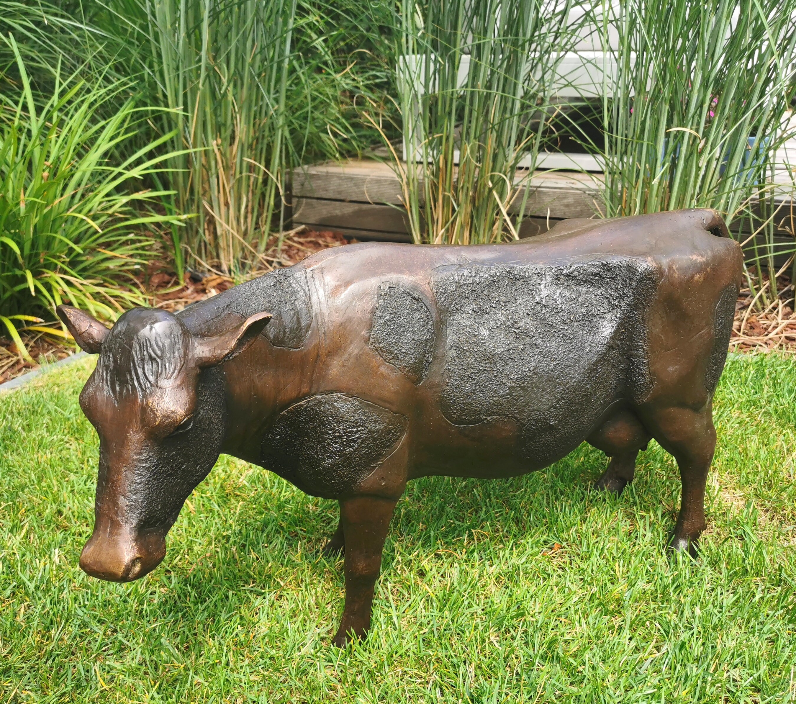 Bronze sculpture of a cow lifelike Bronze garden statues