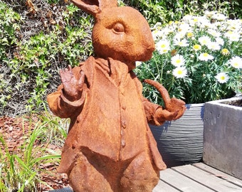 Gartenskulptur eines Kaninchens mit Pfeife
