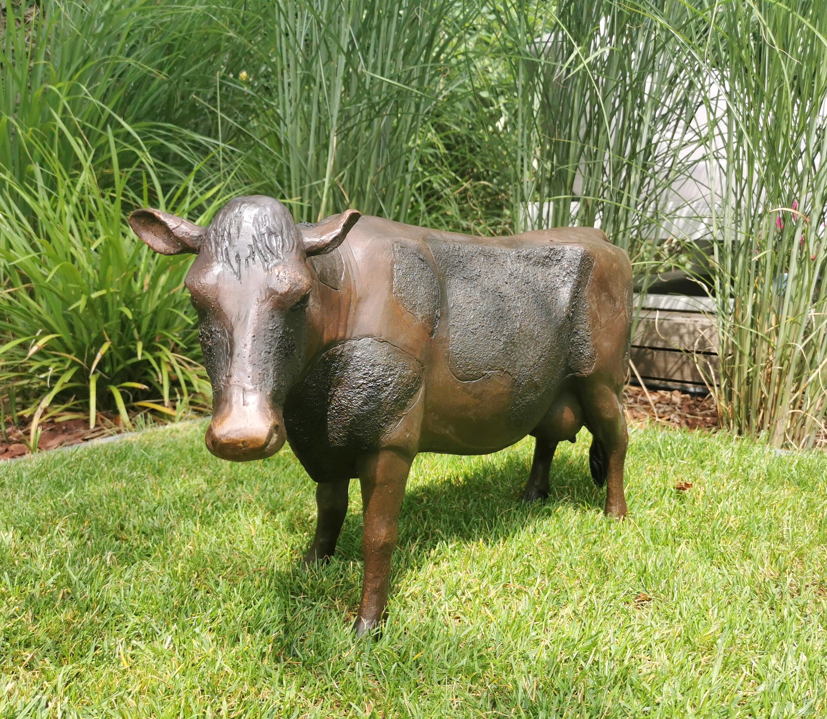 Bronze sculpture of a cow lifelike Bronze garden statues