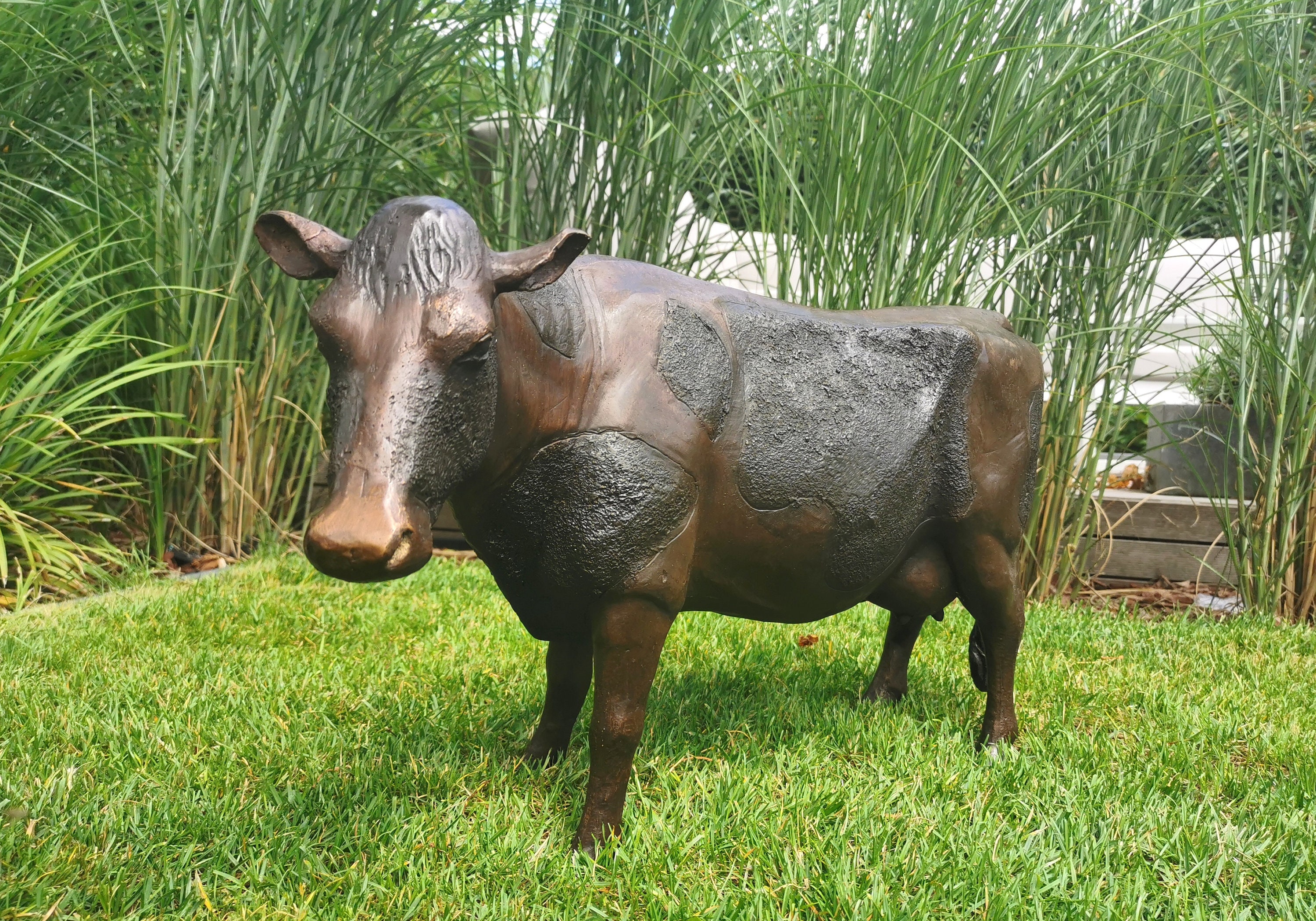 Bronze sculpture of a cow lifelike Bronze garden statues
