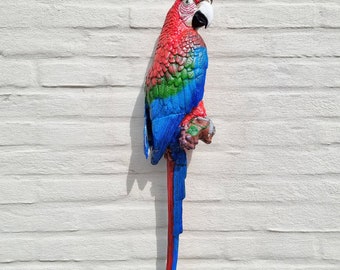 A lifelike parrot - Cast iron macaw wall decoration - Cast iron birds