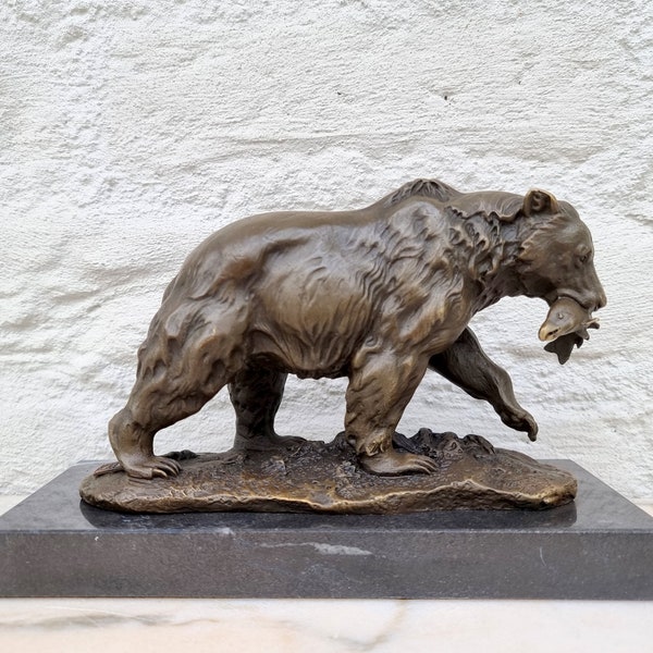Ours en bronze avec saumon dans la bouche - Design classique