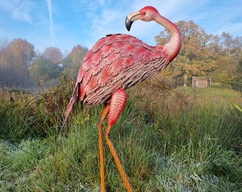 Roze flamingo - vrolijke metalen flamingo sculptuur - tuindecoratie - tuinvijver inrichting - blikvanger tuin - mooi cadeau