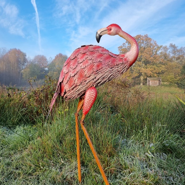 Roze flamingo - vrolijke metalen flamingo sculptuur - tuindecoratie - tuinvijver inrichting - blikvanger tuin - mooi cadeau