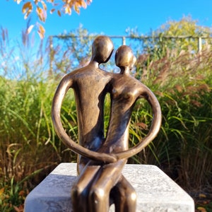 Verliebtes Sitzpaar Bronze Paar Bronze Liebe Umarmung von Personen Bild 3