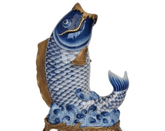 Prachtige porseleinen koi vis - Aziatische symbool van weelde - Versierd bronzen ornamenten - Aziatische koi vaas - symbool van geluk