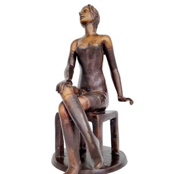 Femme sexy sur une chaise Sculpture en bronze - Œuvre d'art sensuelle en bronze