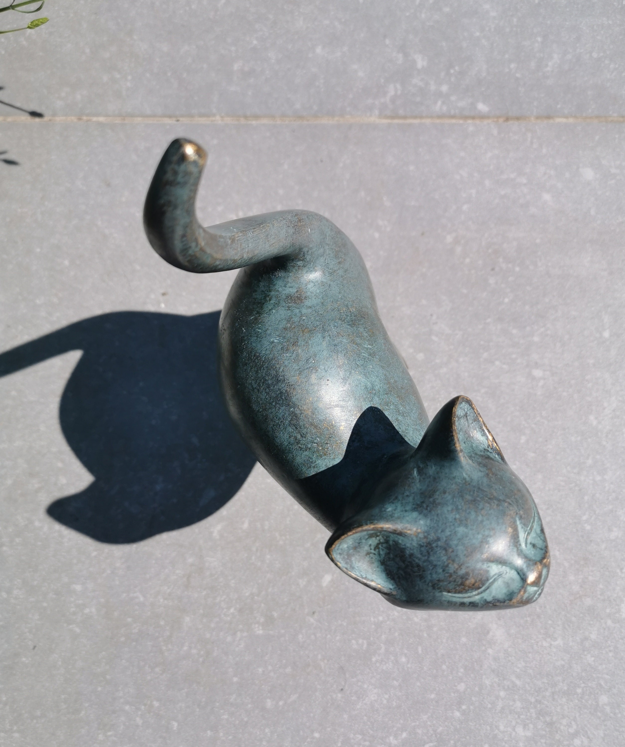 Beautiful bronze sculpture of a cat with a rounded back Bronze garden