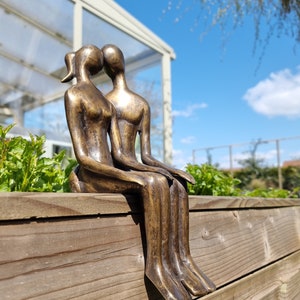 Couple in love - Seated bronze sculpture - garden ornaments