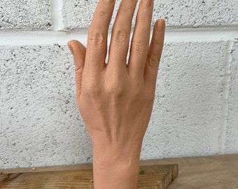 Mano derecha femenina de silicona realista (sin pintar)