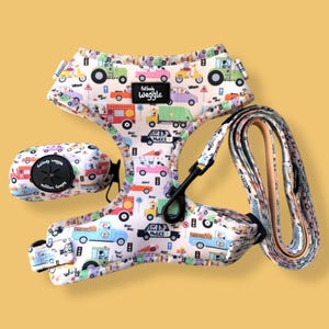 Arnés para perros en la carretera: arnés ajustable con estampado de coche, correa y bolsa para excrementos.