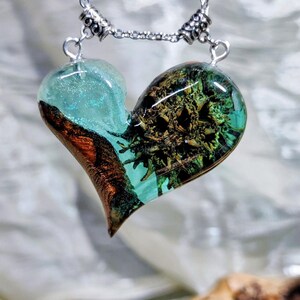 Smycken i trä och harts, Hjärthänge, Smaragdhartsträ, Magiska smycken, Handgjorda, Unik gåva, Natursmycken