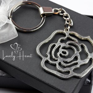 Stor nyckelring i metall med öppen ros från Lovely Heart