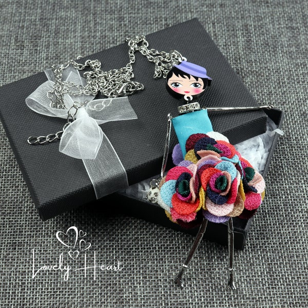 Pendentif de poupée habillé multicolore fait à la main dans un long collier à chaîne réglable par Lovely Heart