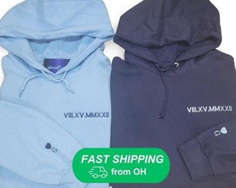 Aangepaste geborduurde hoodie met Romeinse cijfers, personaliseer met je datum en voeg je initialen toe op de mouw Hoodie, verlovingen, jubilea