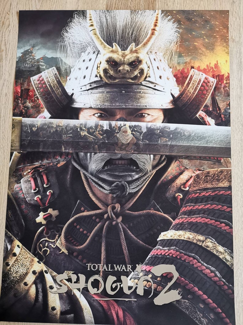 Puede incluir: Primer plano de un guerrero samur&aacute;i con un casco y una armadura tradicionales. El guerrero sostiene una espada frente a su rostro. La imagen es para el videojuego Total War: Shogun 2.